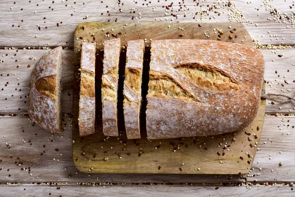 Pão de espelta fatiado — Fotografia de Stock