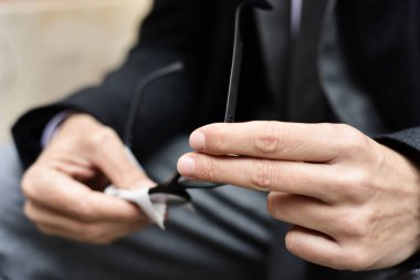 genç işadamı onun gözlük Temizleme