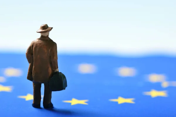 Мініатюрний мандрівник і європейський прапор союзу — стокове фото