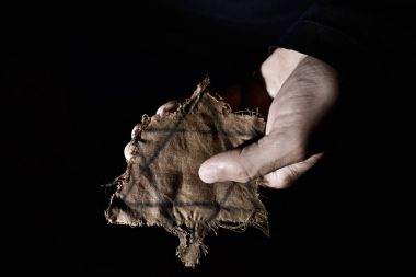 düzensiz bir Yahudi rozeti olan adam