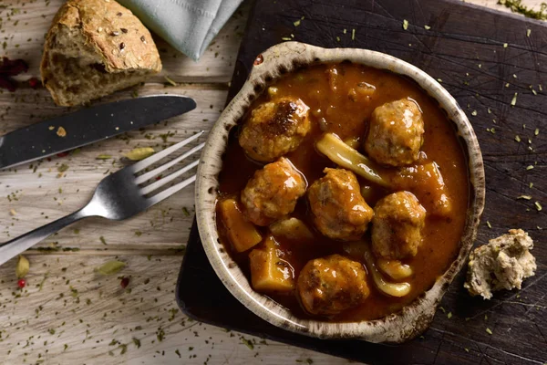 Spanska albondigas con sepia, köttbullar med bläckfisk — Stockfoto