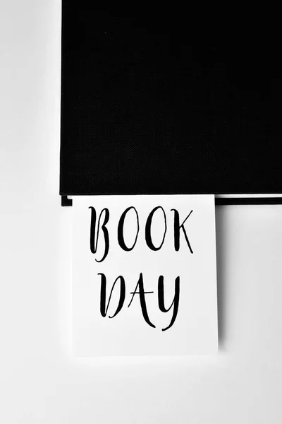 Kniha a text den dětské knihy — Stock fotografie
