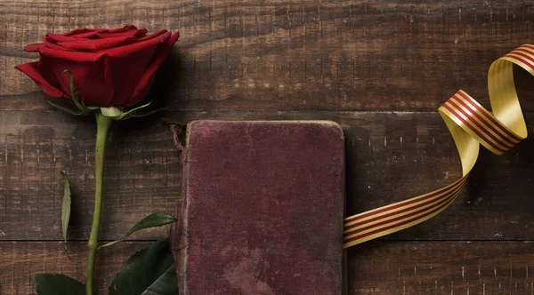 Κόκκινο τριαντάφυλλο, καταλανική σημαία και παλιό βιβλίο — Φωτογραφία Αρχείου