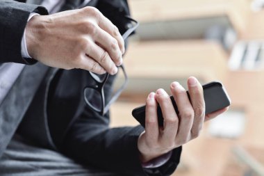 Genç işadamı bir smartphone kullanarak