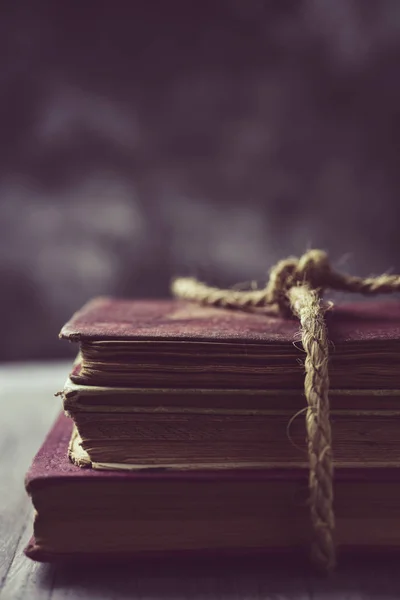 Bir dize ile bağlı eski kitaplar — Stok fotoğraf