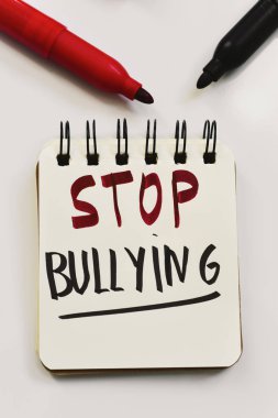 metin Dur bir defterde zorbalık.