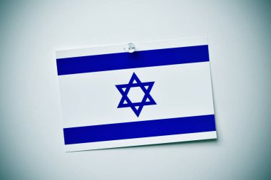 bir duvara sabitlenmiş İsrail bayrağı