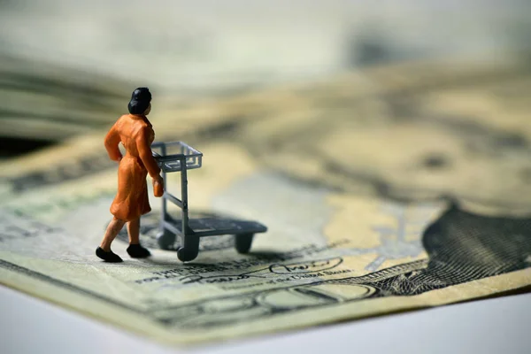 Miniaturreisender auf Dollarnoten — Stockfoto