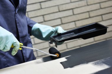 genç adam bir ahşap tahta boyama