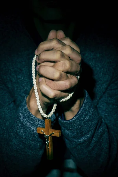 Νεαρός άνδρας με ένα σταυρό στα χέρια του — Φωτογραφία Αρχείου