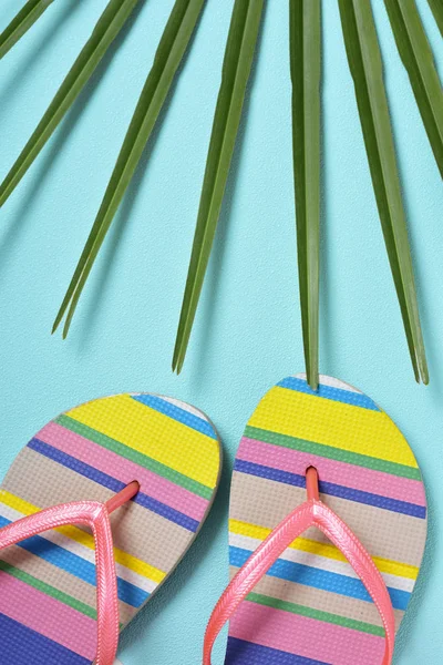 Färgglad randig-mönstrad flip-flops — Stockfoto