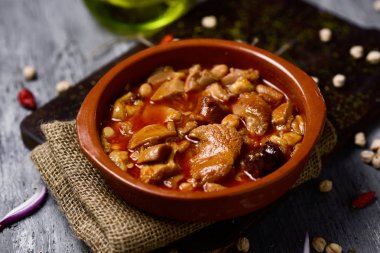 İspanyol callos, sığır işkembe ile tipik bir güveç