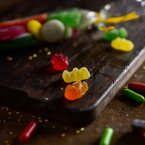 Caramelos en una tabla de cortar de madera — Foto de Stock