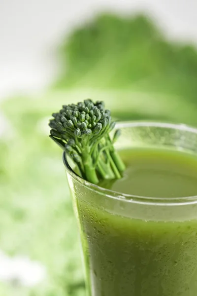 Glas met groene smoothie — Stockfoto