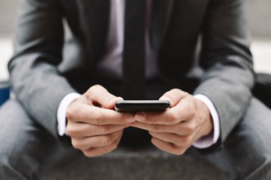 Genç işadamı bir smartphone kullanarak
