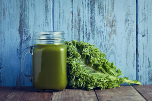 Kale smoothie in a mason jar — Stock Photo, Image