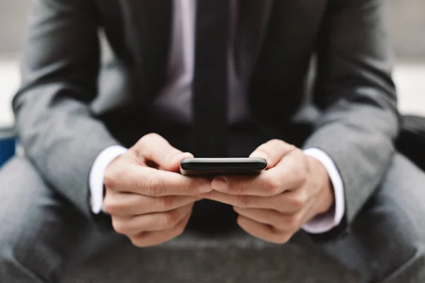 Young businessman using a smartphone — Stock Photo, Image