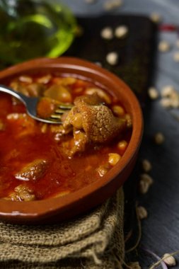 İspanyol callos, sığır işkembe ile tipik bir güveç