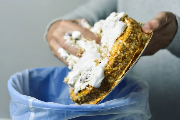 Homme jetant un gâteau à la poubelle — Photo