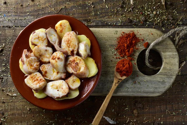 Pulpo a la gallega, ein typisch spanisches Oktopusrezept — Stockfoto