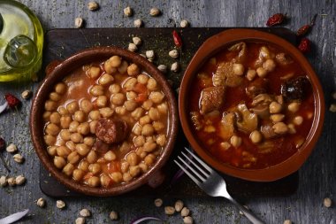 spanish potaje de garbanzos and callos clipart