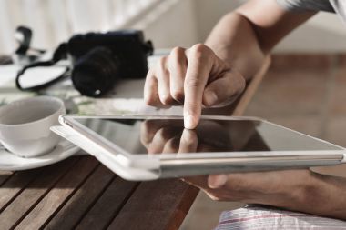 genç adam bir tablet kullanarak pijama
