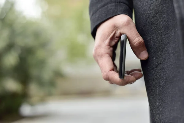 Hombre de negocios con un smartphone en la mano — Foto de Stock