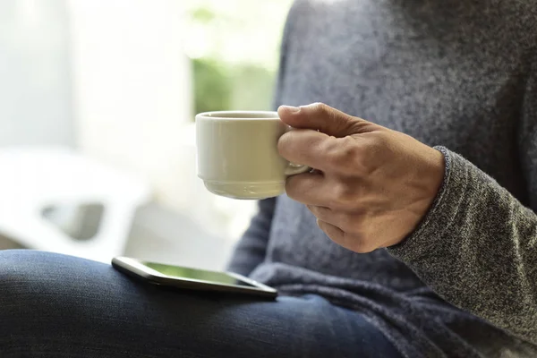 Anak muda dengan kopi menggunakan smartphone — Stok Foto