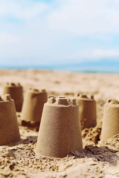 Castelli di sabbia sulla spiaggia — Foto Stock