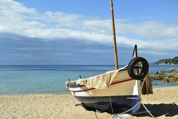 Barca da pesca spiaggiata a Lloret de Mar, Spagna — Foto Stock