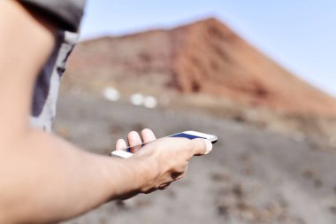 genç adam akıllı telefon açık havada kullanma