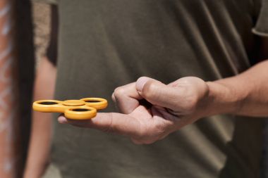 genç adam kıpırdamak spinner ile oynamak