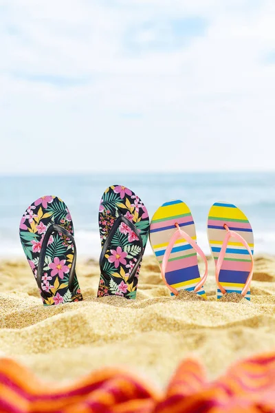 Twee paar slippers op het strand — Stockfoto