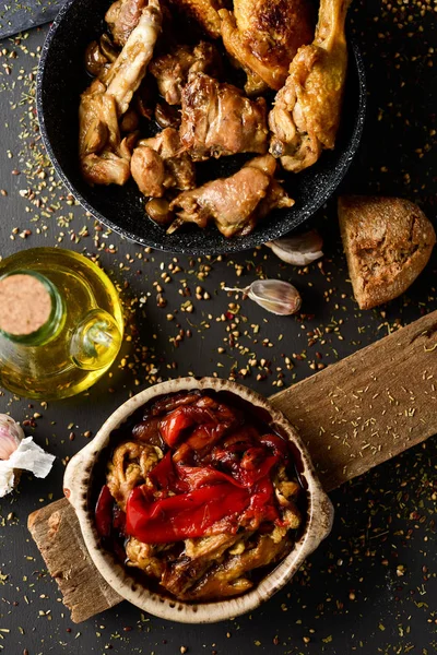 Legumes assados espanhóis, frango e coelho — Fotografia de Stock