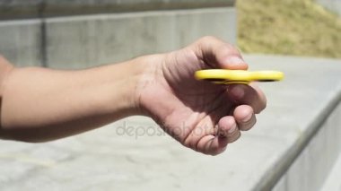 genç adam kıpırdamak spinner ile oynamak