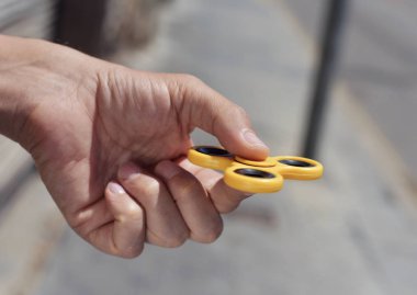 genç adam kıpırdamak spinner ile oynamak