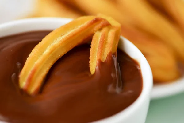 Churros con csokoládé, tipikus spanyol édes snack — Stock Fotó