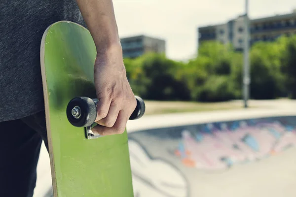 Junger Mann in einem Skatepark — Stockfoto