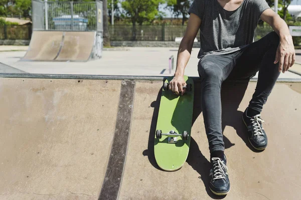 Молодой человек в скейт-парке — стоковое фото