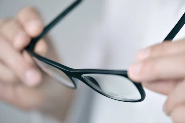 Оптик перевіряє пару окулярів — стокове фото