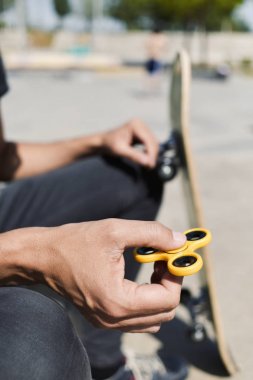 genç adam kıpırdamak spinner ile oynamak