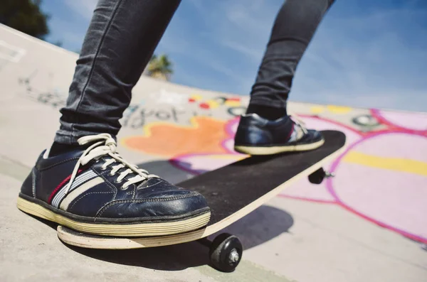 Ung man skateboard — Stockfoto