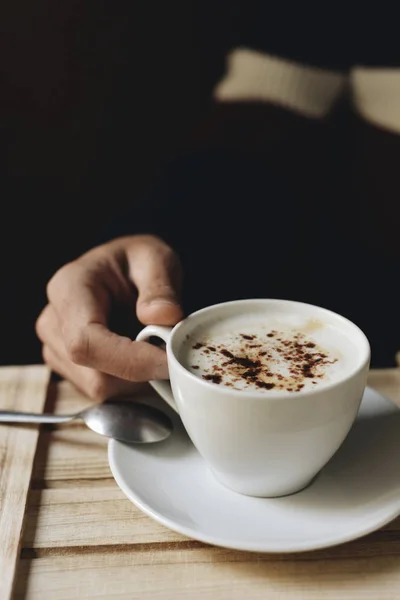 Jovem com uma xícara de cappuccino — Fotografia de Stock