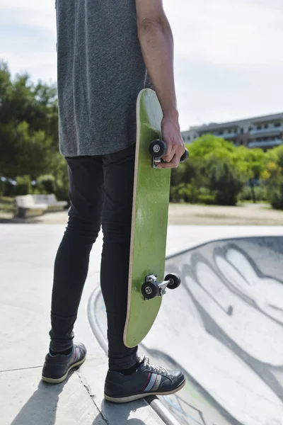 Joven en un parque de skate — Foto de Stock