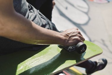 genç adam bir skate Park