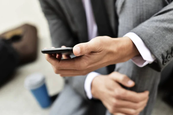 Joven hombre de negocios usando un smartphone — Foto de Stock