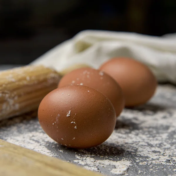 Huevos, harina y rodillo — Foto de Stock