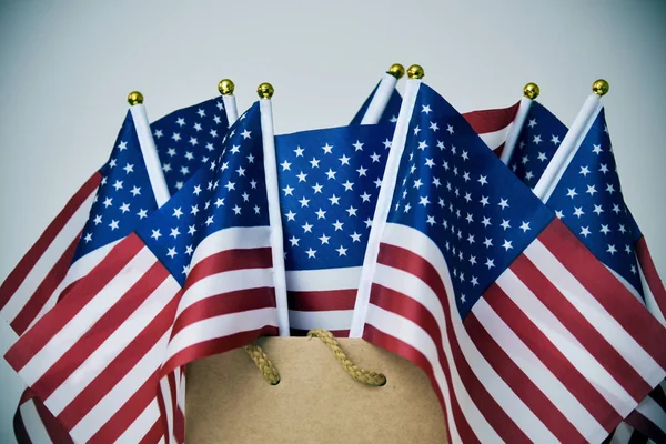 Venda dia memorial texto e bandeiras americanas — Fotografia de Stock