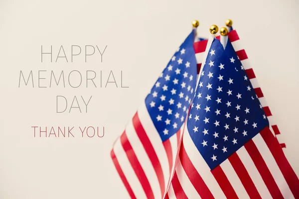Texto feliz día conmemorativo y banderas americanas — Foto de Stock