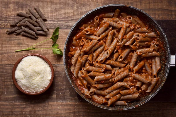 Penne di grano saraceno rigate alla bolognese — Foto Stock